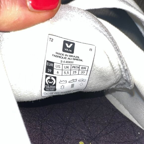 Veja's V-12 Leather White Paros, Unisex, Size 39, $100 (retails $170) - Picture 9 of 10